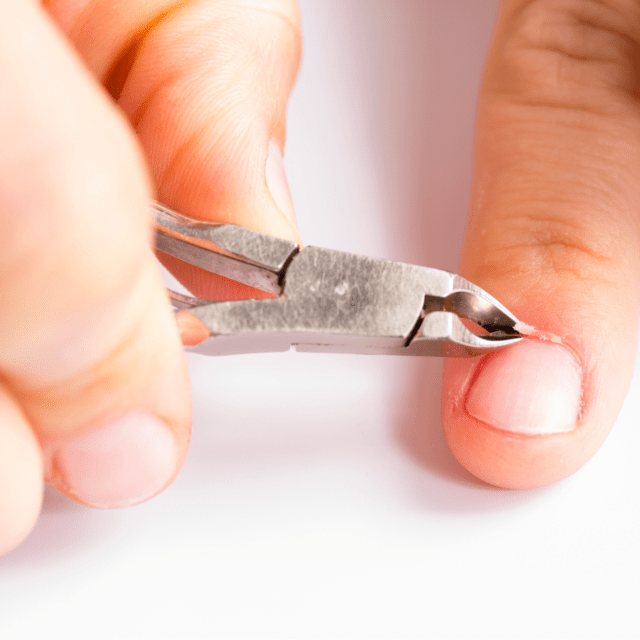 Jak usunąć skórki z paznokci?