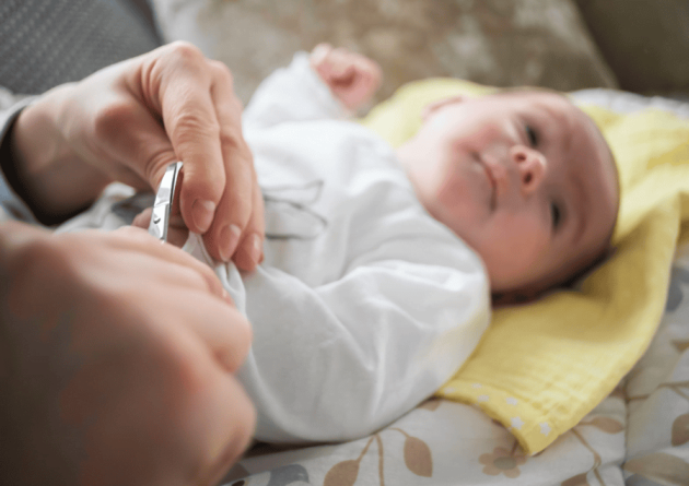 Pierwsze-obcinanie-paznokci-noworodka (1)