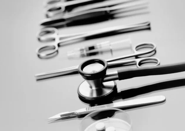 nożyczki chirurgiczne, na stole z narzędziami medycznymi